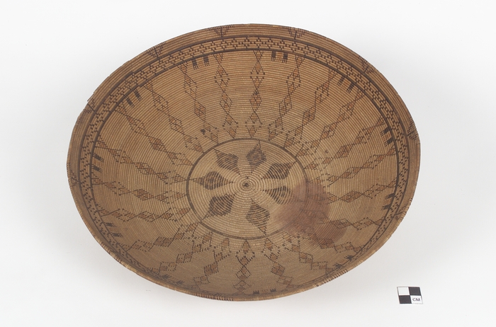 Round basket with geometric design