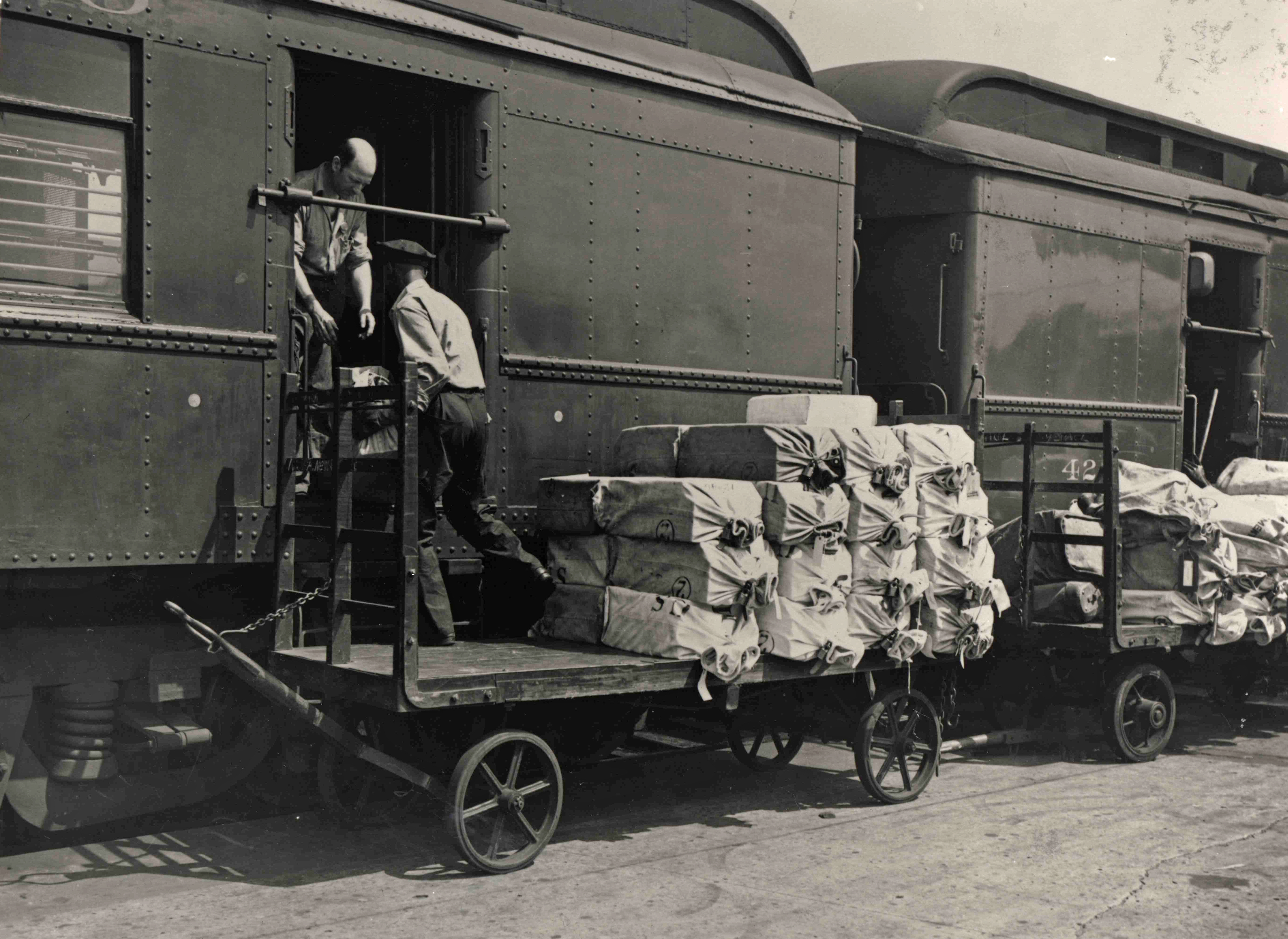 Unidentified Passengers Standing on the Doors of Running Local Train during  Rush Hours Editorial Stock Image - Image of speed, platform: 168031114