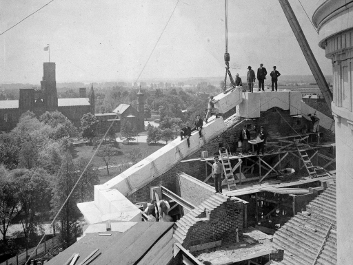 builders on the roof of the Natural History Museum under construction