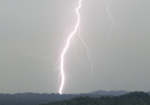 Lightning Strikes More Than 100 Million Times Per Year in the Tropics |  Smithsonian Institution