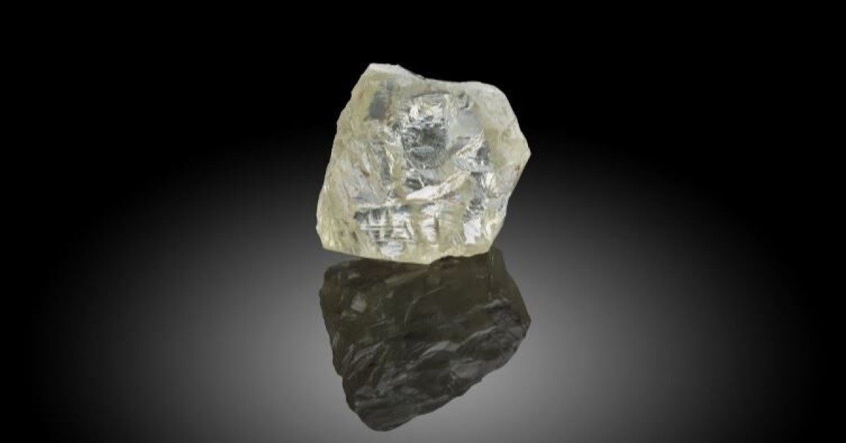 Raw diamond in host on sale rock